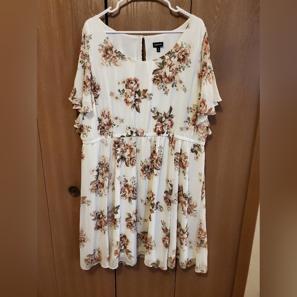 Torrid Cream Chiffon Floral Flutter Sleeve Fit & Flare Dress Size 4 / 4X / 26